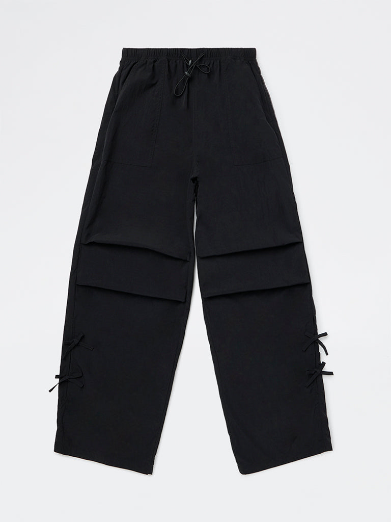 Y&F Kids Girls Black Solid Mid-Rise Trousers