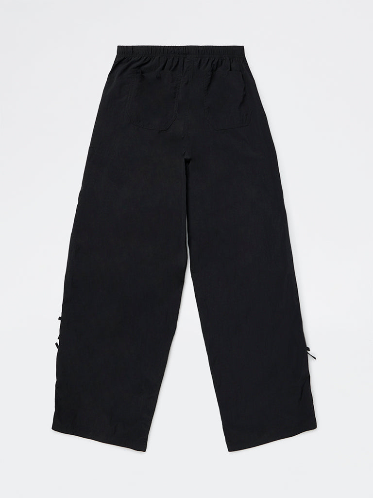 Y&F Kids Girls Black Solid Mid-Rise Trousers